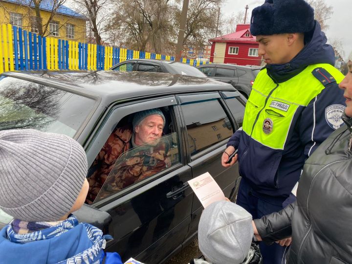 «Дорожный патруль»: дошкольники напомнили чистопольским водителям и пешеходам правила дорожного движения