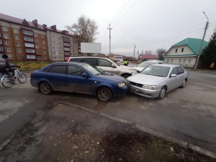 В массовом ДТП в Чистополе пострадали три человека, один из них 5-летний ребенок