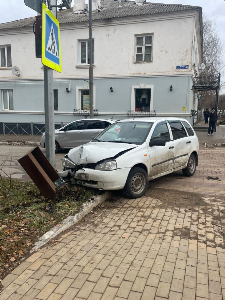 В центре Чистополя столкнулись две легковушки