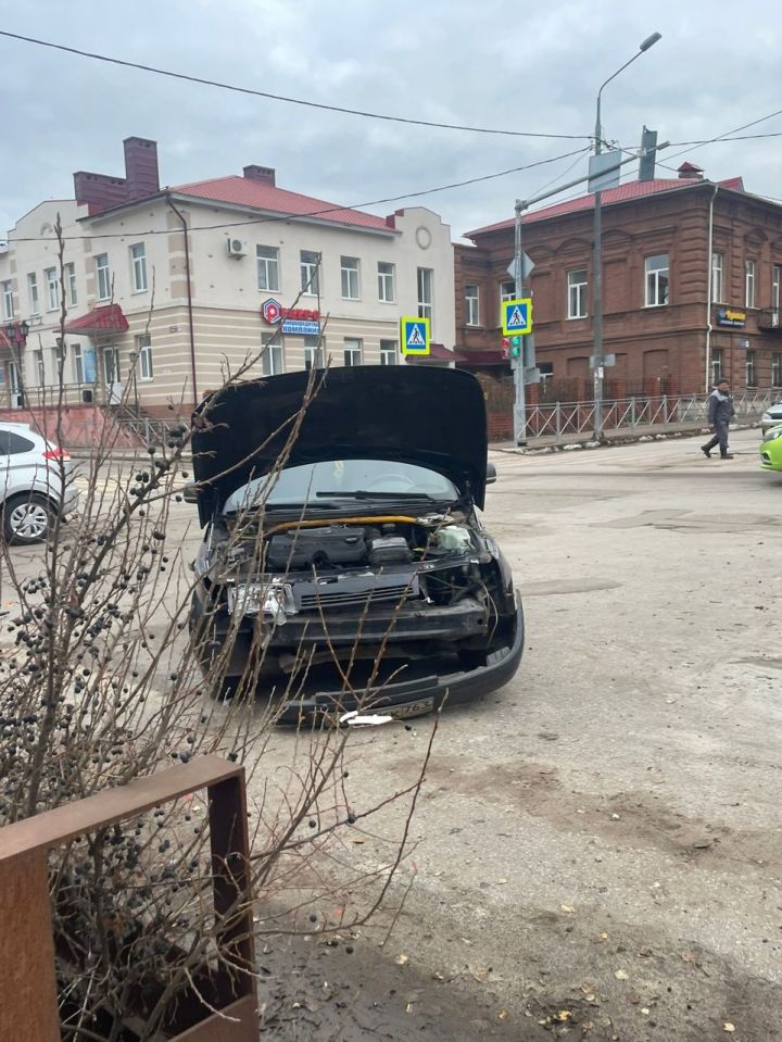 В центре Чистополя столкнулись две легковушки