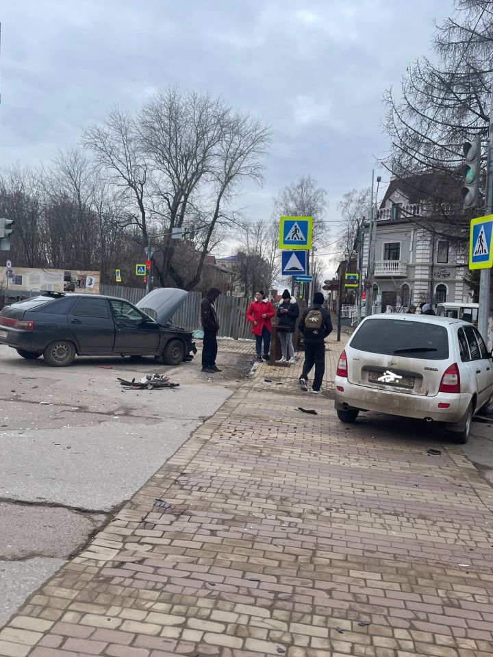 В центре Чистополя столкнулись две легковушки