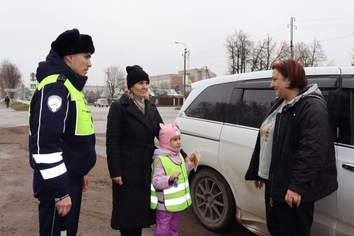 «Уступайте друг другу – не воюйте на дорогах!»: дети призвали чистопольцев соблюдать правила дорожного движения