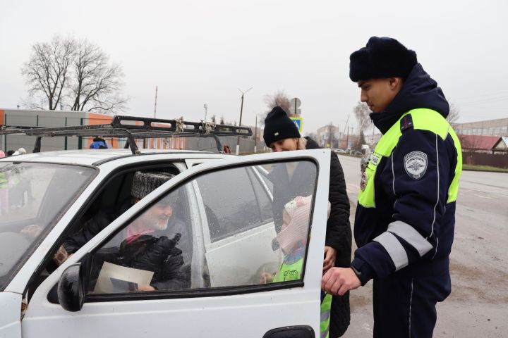 «Уступайте друг другу – не воюйте на дорогах!»: дети призвали чистопольцев соблюдать правила дорожного движения