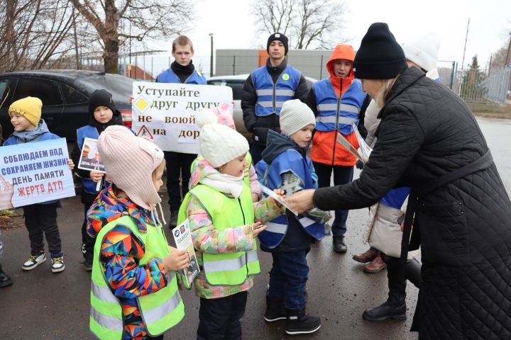 «Уступайте друг другу – не воюйте на дорогах!»: дети призвали чистопольцев соблюдать правила дорожного движения