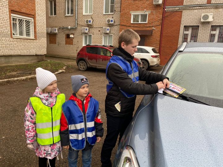 «Уступайте друг другу – не воюйте на дорогах!»: дети призвали чистопольцев соблюдать правила дорожного движения