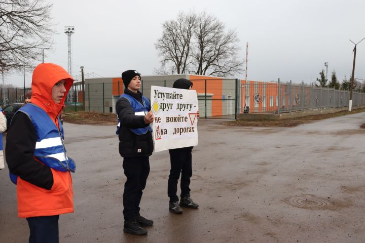 «Уступайте друг другу – не воюйте на дорогах!»: дети призвали чистопольцев соблюдать правила дорожного движения