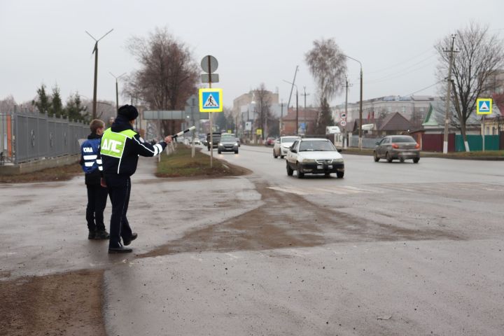 «Уступайте друг другу – не воюйте на дорогах!»: дети призвали чистопольцев соблюдать правила дорожного движения