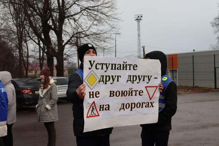 «Уступайте друг другу – не воюйте на дорогах!»: дети призвали чистопольцев соблюдать правила дорожного движения