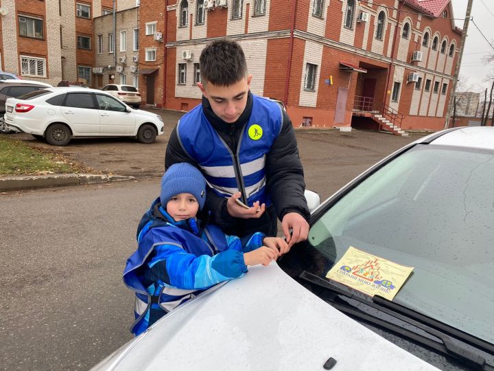 «Уступайте друг другу – не воюйте на дорогах!»: дети призвали чистопольцев соблюдать правила дорожного движения