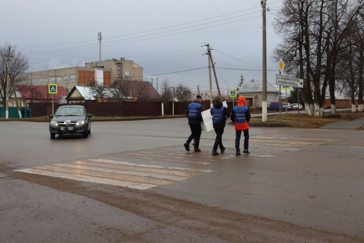 «Уступайте друг другу – не воюйте на дорогах!»: дети призвали чистопольцев соблюдать правила дорожного движения