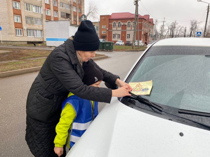 «Уступайте друг другу – не воюйте на дорогах!»: дети призвали чистопольцев соблюдать правила дорожного движения