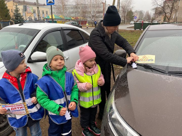 «Уступайте друг другу – не воюйте на дорогах!»: дети призвали чистопольцев соблюдать правила дорожного движения