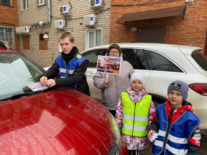 «Уступайте друг другу – не воюйте на дорогах!»: дети призвали чистопольцев соблюдать правила дорожного движения