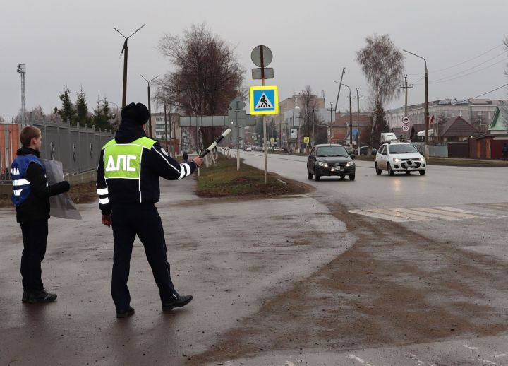 «Уступайте друг другу – не воюйте на дорогах!»: дети призвали чистопольцев соблюдать правила дорожного движения