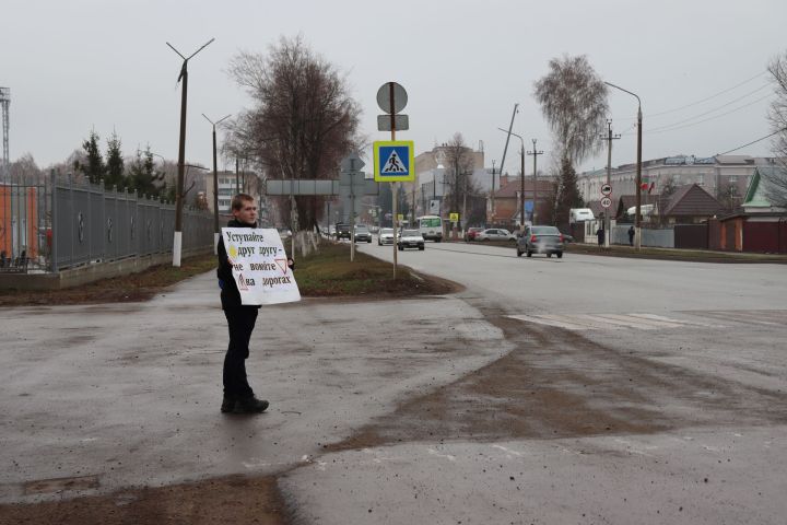 «Уступайте друг другу – не воюйте на дорогах!»: дети призвали чистопольцев соблюдать правила дорожного движения