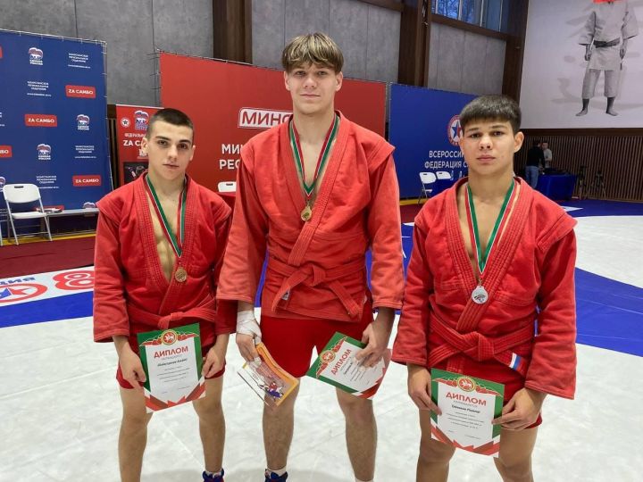 Чистопольские спортсмены взяли золото на Чемпионате РТ по самбо