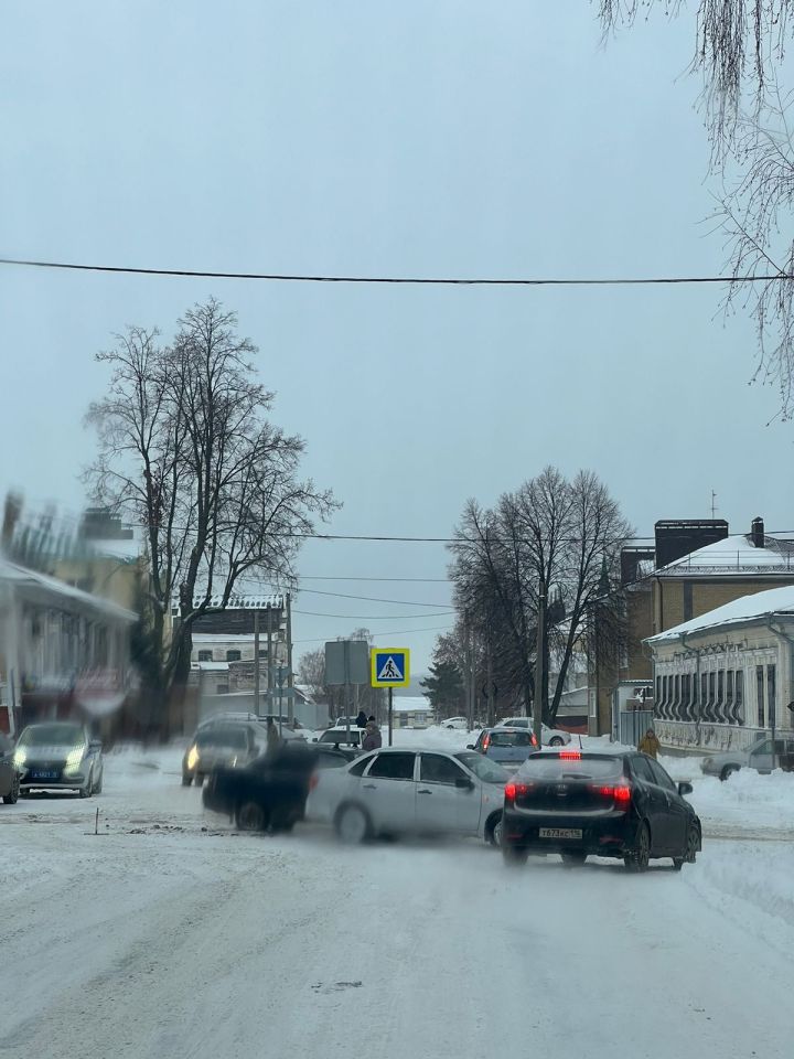 В Чистополе столкнулись легковушки