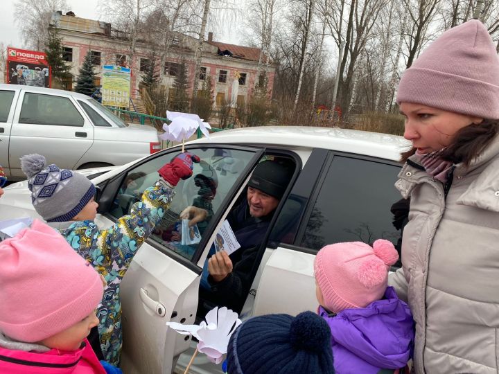 Пешеход, соблюдай правила: дети призвали чистопольцев к безопасному поведению на дороге