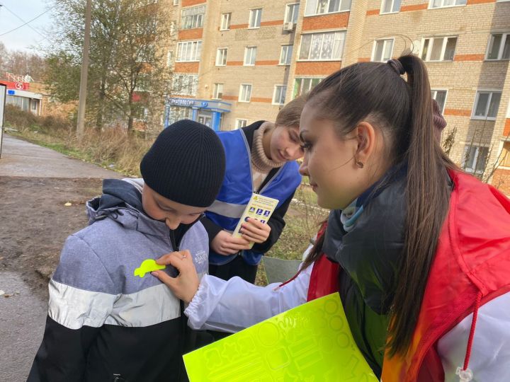 В рейд по городу вышли юные инспекторы дорожного движения чистопольской гимназии № 3