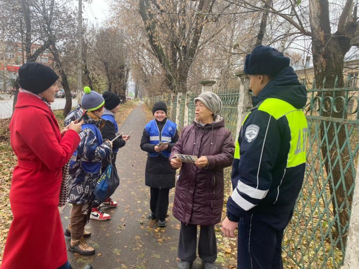 Отряд ЮИД чистопольской школы проверил, соблюдают ли пешеходы правила дорожного движения