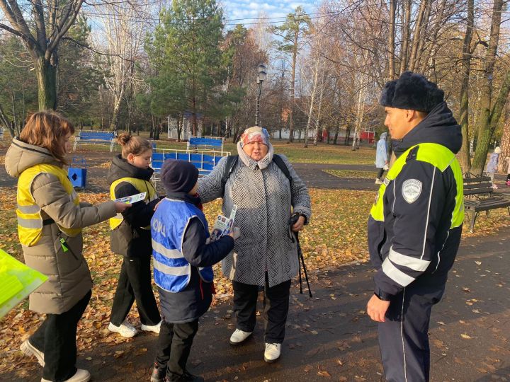 Чистопольские школьники напомнили горожанам о правилах дорожного движения