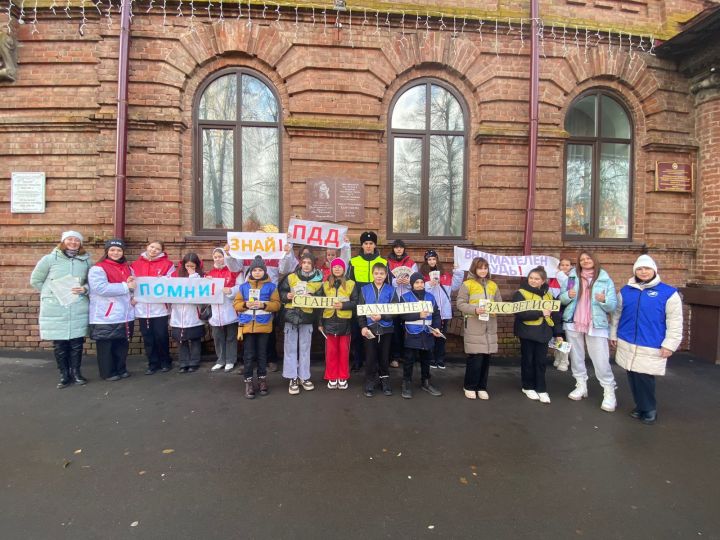 Чистопольские школьники напомнили горожанам о правилах дорожного движения