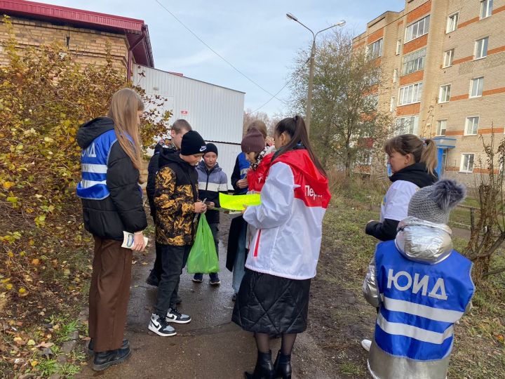 В рейд по городу вышли юные инспекторы дорожного движения чистопольской гимназии № 3