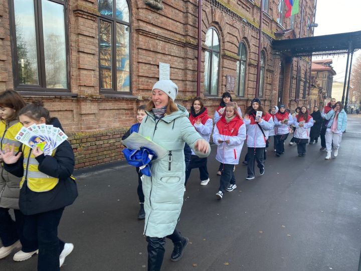 Чистопольские школьники напомнили горожанам о правилах дорожного движения