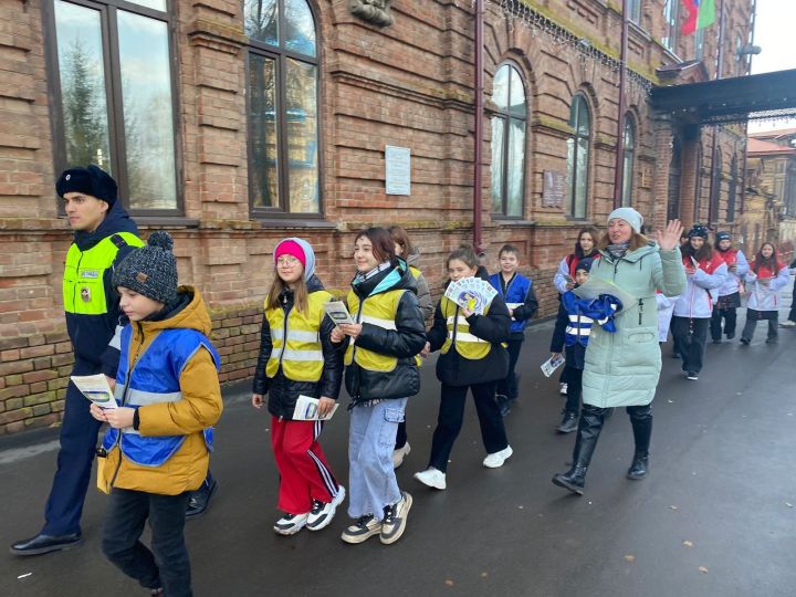 Чистопольские школьники напомнили горожанам о правилах дорожного движения