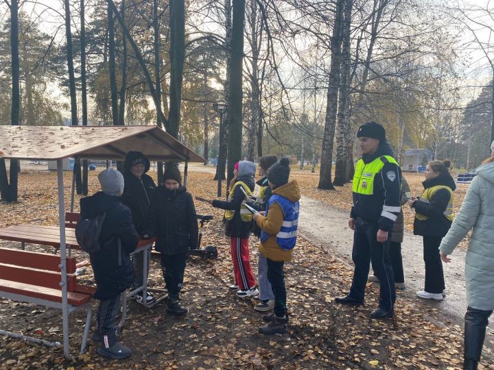 Чистопольские школьники напомнили горожанам о правилах дорожного движения