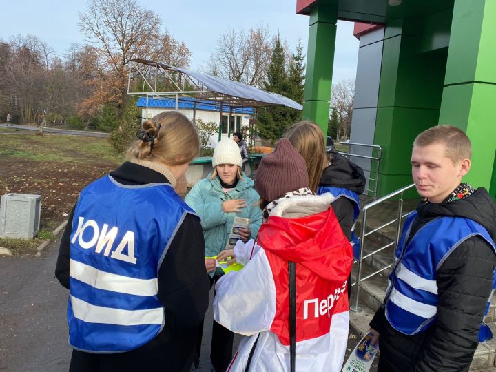 В рейд по городу вышли юные инспекторы дорожного движения чистопольской гимназии № 3