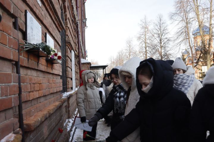 На здании школы № 1 открыли мемориальные доски в память о погибших на СВО выпускниках