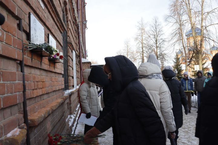 На здании школы № 1 открыли мемориальные доски в память о погибших на СВО выпускниках