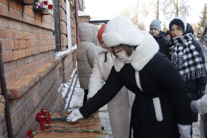 На здании школы № 1 открыли мемориальные доски в память о погибших на СВО выпускниках