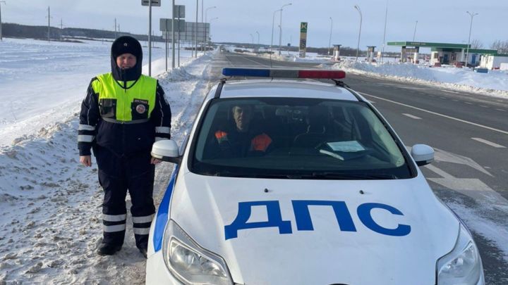 В Чистопольском районе сотрудники Госавтоинспекции помогли на дороге замерзшему водителю