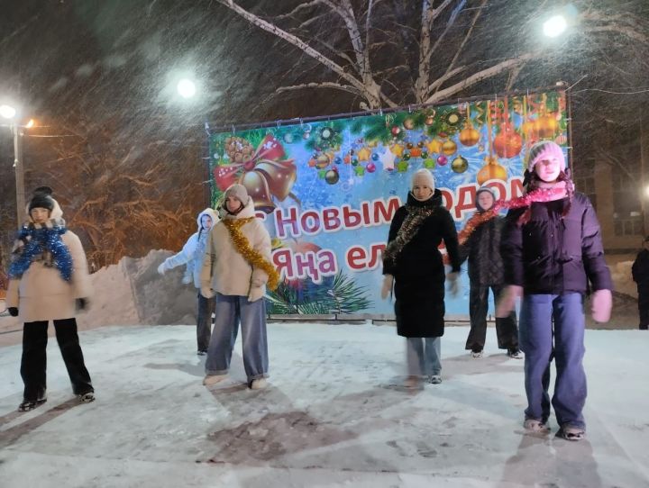 Танцы, песни: в сквере «Мельничная площадь» торжественно открыли новогоднюю ёлку