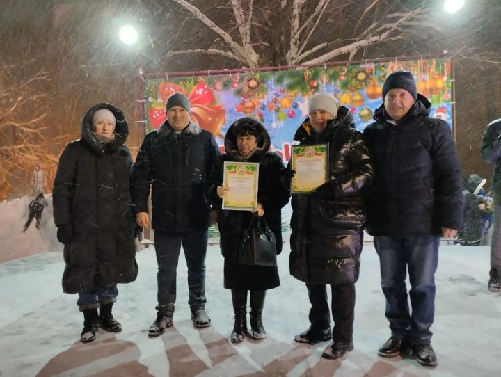 Танцы, песни: в сквере «Мельничная площадь» торжественно открыли новогоднюю ёлку