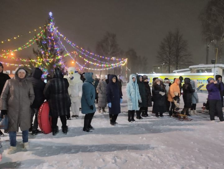 Танцы, песни: в сквере «Мельничная площадь» торжественно открыли новогоднюю ёлку