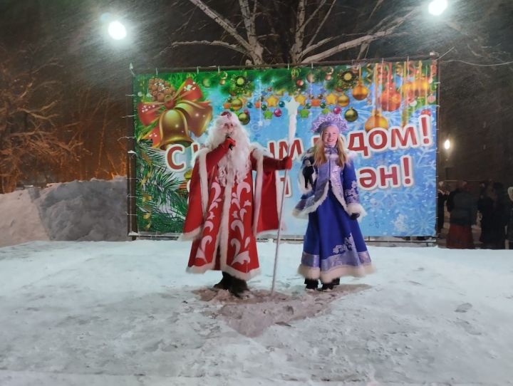 Танцы, песни: в сквере «Мельничная площадь» торжественно открыли новогоднюю ёлку