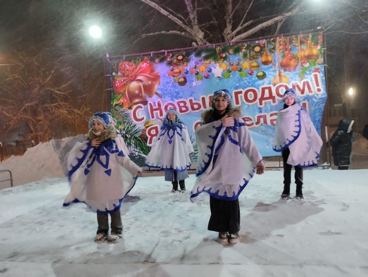 Танцы, песни: в сквере «Мельничная площадь» торжественно открыли новогоднюю ёлку