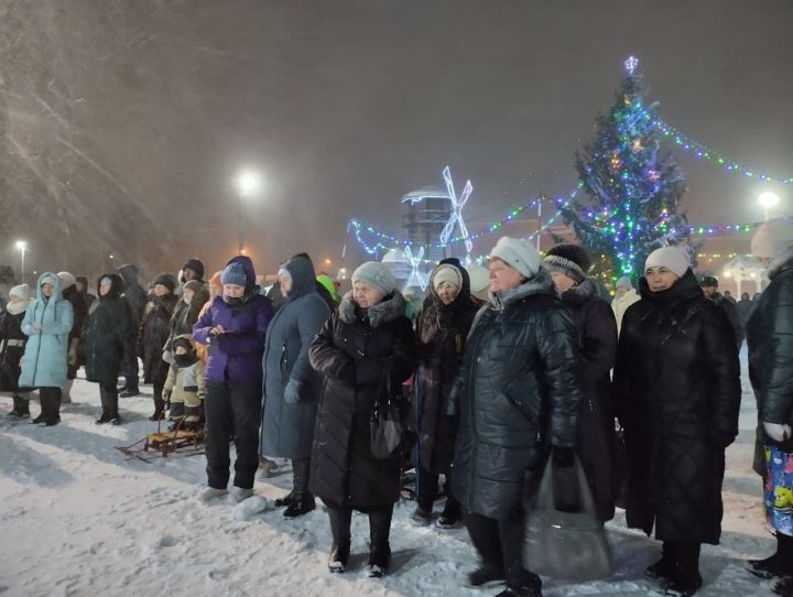 Танцы, песни: в сквере «Мельничная площадь» торжественно открыли новогоднюю ёлку