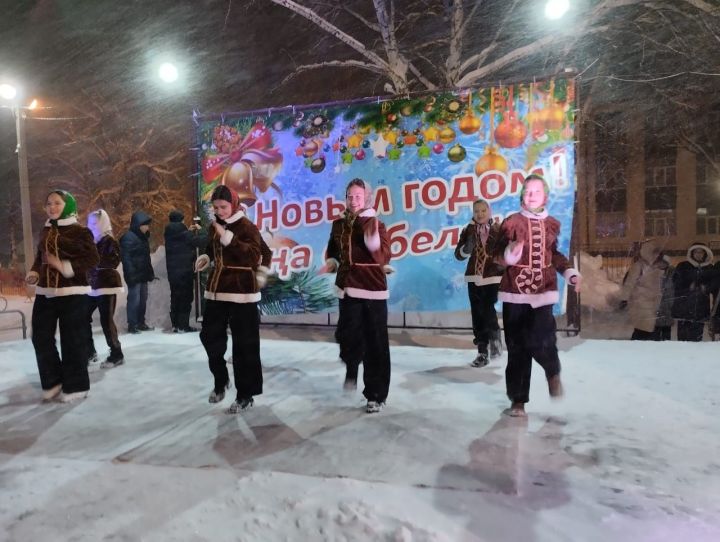 Танцы, песни: в сквере «Мельничная площадь» торжественно открыли новогоднюю ёлку