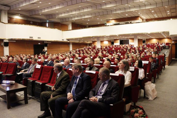 Исполняющий обязанности Премьер-министра Татарстана ознакомился с деятельностью предприятий Чистопольского района