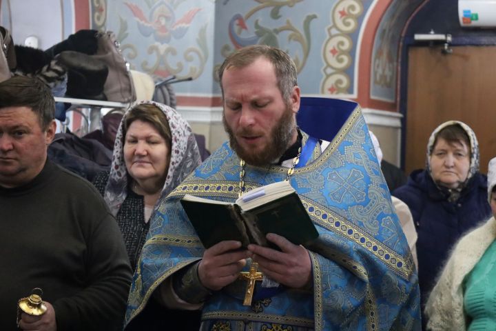 В праздник Сретения Господня в чистопольском храме состоялось праздничное богослужение