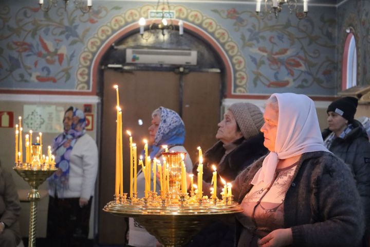 В праздник Сретения Господня в чистопольском храме состоялось праздничное богослужение