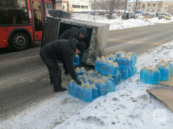 В Казани перевернулся прицеп с незамерзайкой