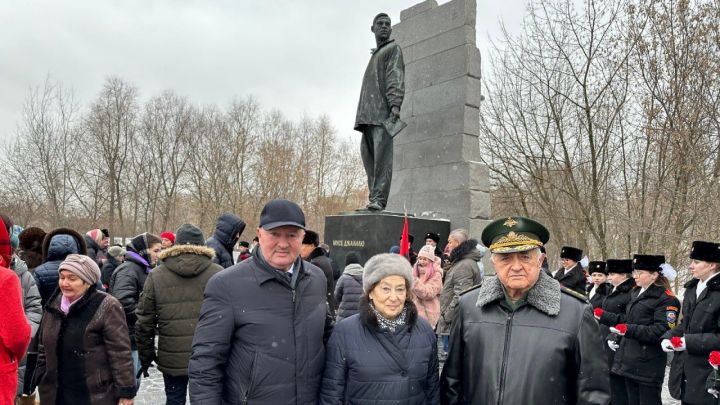 В Москве возложили цветы к монументу поэту-герою Мусе Джалилю