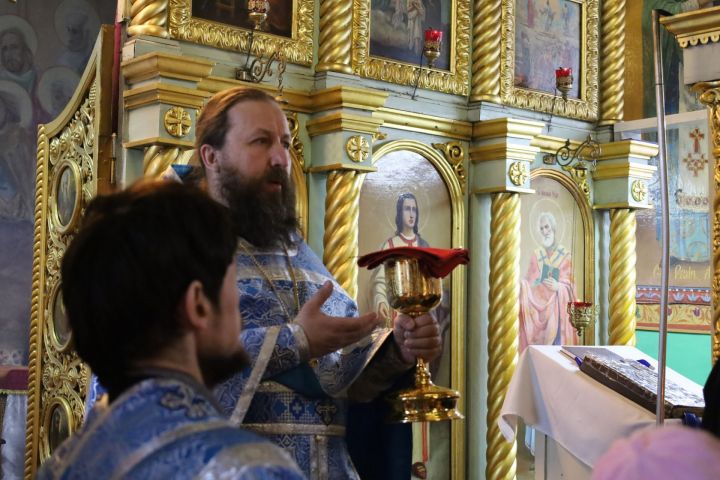 В Неделю о Страшном суде настоятель чистопольского храма протоиерей Андрей Зиньков совершил Божественную литургию