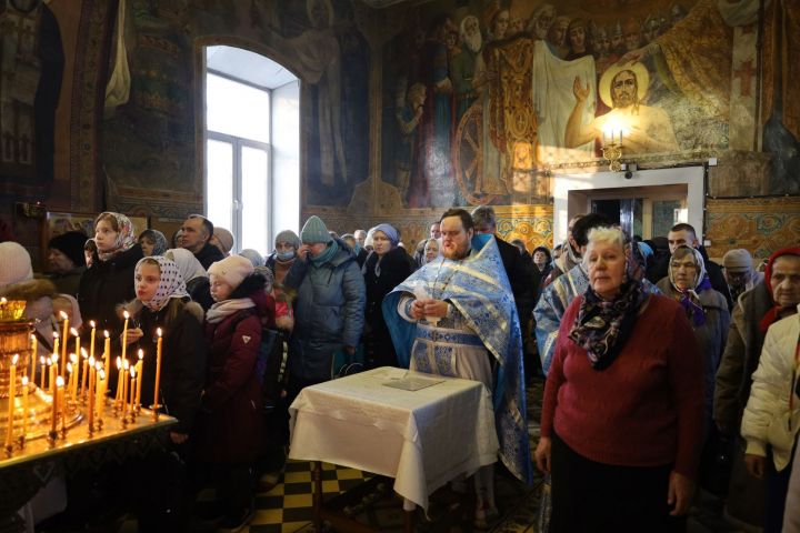 В Неделю о Страшном суде настоятель чистопольского храма протоиерей Андрей Зиньков совершил Божественную литургию