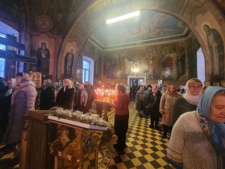 В Неделю о Страшном суде настоятель чистопольского храма протоиерей Андрей Зиньков совершил Божественную литургию